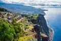 Dramatische Steilküste mit Blick auf den weiten Ozean und die grüne Küstenlandschaft.