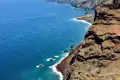 Felsige Küstenlinie mit Blick auf das Meer.