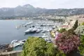 Panoramablick auf den Hafen mit zahlreichen Booten und Yachten, die Stadt und die umliegenden Berge.