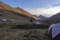 Campingplatz in den Bergen mit mehreren Zelten.