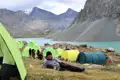 Wanderer im Zeltlager am Bergsee