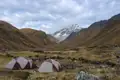 Campingplatz im Hochgebirge mit Blick auf einen schneebedeckten Berg.