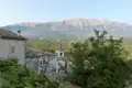 Bergdorf mit Blick auf die Berge.