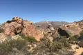 Rötliche Felsformationen und Berglandschaft