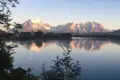 Spiegelung der Berge im See.