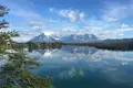 Ruhiger See mit Spiegelung der Berge
