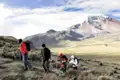 Wanderer mit Trekkingstöcken in den Anden.