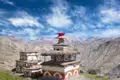 Buddhistischer Tempel in einer Berglandschaft.