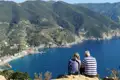 Wanderer pausieren und bewundern die Aussicht auf die Küste.