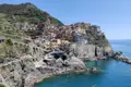 Bunte Häuser eines Dorfes an der italienischen Küste.