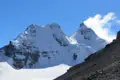 Schneebedeckte Berggipfel mit Gletscher.