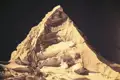 Schneebedeckter Berggipfel