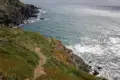 Küstenpfad mit Blick auf das Meer.