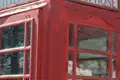 Nahaufnahme einer roten Telefonzelle.