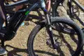 Vorderrad eines E-Bikes mit RockShox Federgabel und Scheibenbremse.