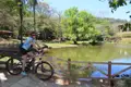 Radfahrerin macht eine Pause an einem See während ihrer Radtour.