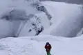 Bergsteiger in schneebedeckter Landschaft.