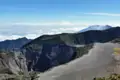 Panoramablick auf einen Vulkankrater.