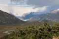 Bergpanorama mit Gletscher und Fluss.