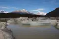 Eisberge im See vor schneebedeckten Bergen.