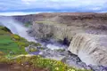 Spektakulärer Wasserfall, der in eine tiefe Schlucht stürzt.