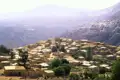Traditionelles Bergdorf inmitten einer felsigen Landschaft.