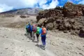 Wandergruppe auf einem Bergpfad.