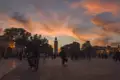 Sonnenuntergang über einem Platz mit Minarett.