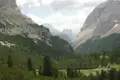 Bergtal mit Nadelbäumen und schroffen Gipfeln