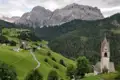 Alpendorf mit Kirche und Berglandschaft