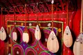 Dombra, traditionelle kasachische Saiteninstrumente, an einer farbenfrohen Wand.