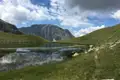 Ruhiger Bergsee mit Spiegelungen
