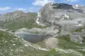Ein idyllischer Bergsee inmitten einer Gebirgslandschaft.