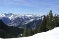 Panoramablick auf eine verschneite Bergkette.