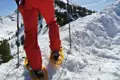 Nahaufnahme von Schneeschuhen beim Wandern im Schnee.