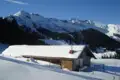 Alpenhütte im Winter mit Schnee bedeckt.