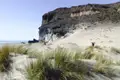 Dünenlandschaft und felsige Küste.
