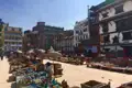 Marktstände mit lokalem Kunsthandwerk und Souvenirs auf einem öffentlichen Platz.