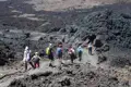 Wanderer auf einem erkalteten Lavafeld.