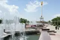 Denkmal mit goldener Spitze und Springbrunnen.
