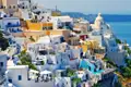 Traditionelle Architektur und malerische Aussicht auf Santorin.