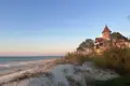 Schlossähnliches Gebäude am Strand