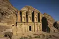 Das Felsengrab "Kloster" in Petra, aus dem Sandstein gemeißelt.