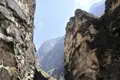 Steile Felswände einer Schlucht.