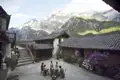 Innenhof einer Bergunterkunft mit Reisenden, die sich entspannen.