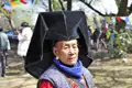 Frau mit traditionellem, schwarzem Kopfschmuck.
