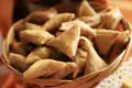 Samosas im Korb.