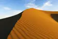 Nahaufnahme einer Sanddüne mit sichtbaren Sandrippeln.