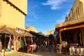 Marktstände mit bunten Textilien und Souvenirs in Usbekistan.