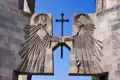 Reliefs eines Königs und einer Königin, getrennt durch ein Kreuz, am Denkmal. Die Figuren symbolisieren...